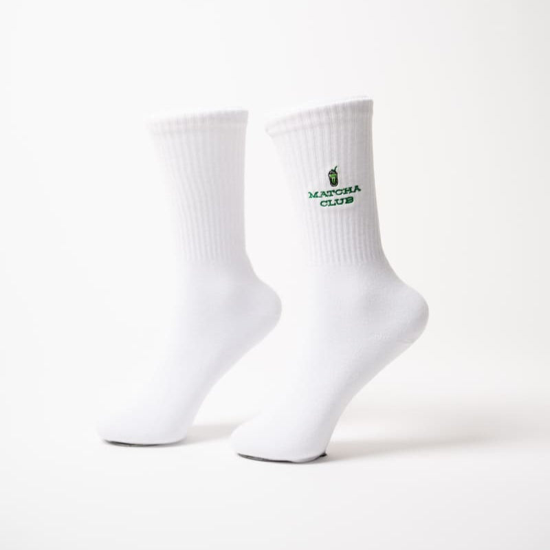 weiße Matcha Club Socken von arrel am Modellfuß