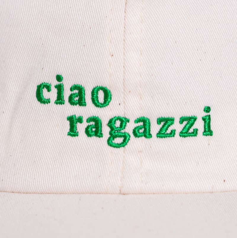 Nahaufnahme der ciao ragazzi dad cap in beige mit grüner Schrift