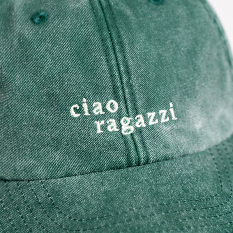 Nahaufnahme der ciao ragazzi cap in vintage green mit weißer Schrift