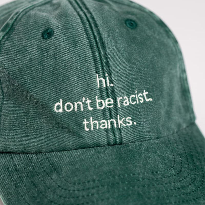 Nahaufnahme der Don't be racist cap in vintage grün von arrel