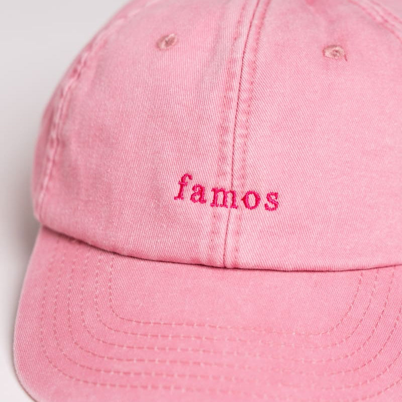 Nahaufnahme der vintage pinken famos unisex cap von arrel