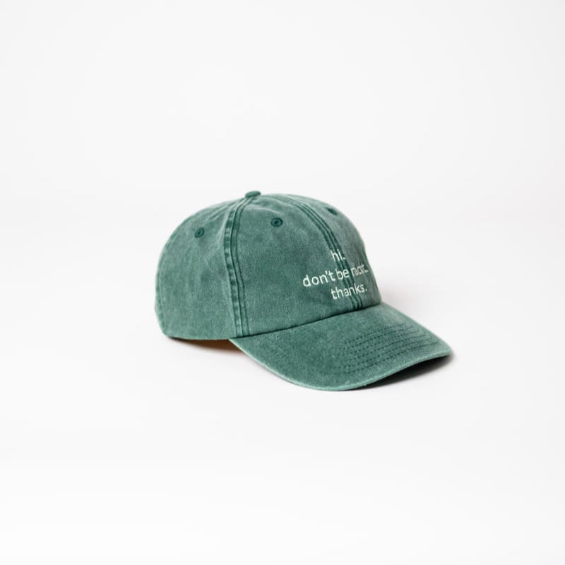 don't be racist unisex dad cap in vintage green mit cremefarbener Schrift von der Seite