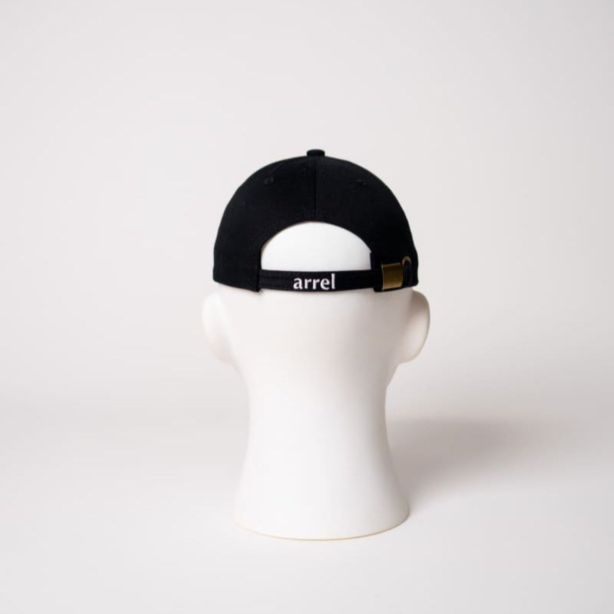Verschluss der pay me like a white man organic cap in schwarz mit Weißer Schrift
