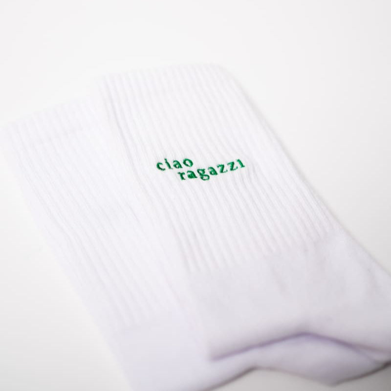Nahaufnahme der weißen ciao ragazzi Socken von arrel
