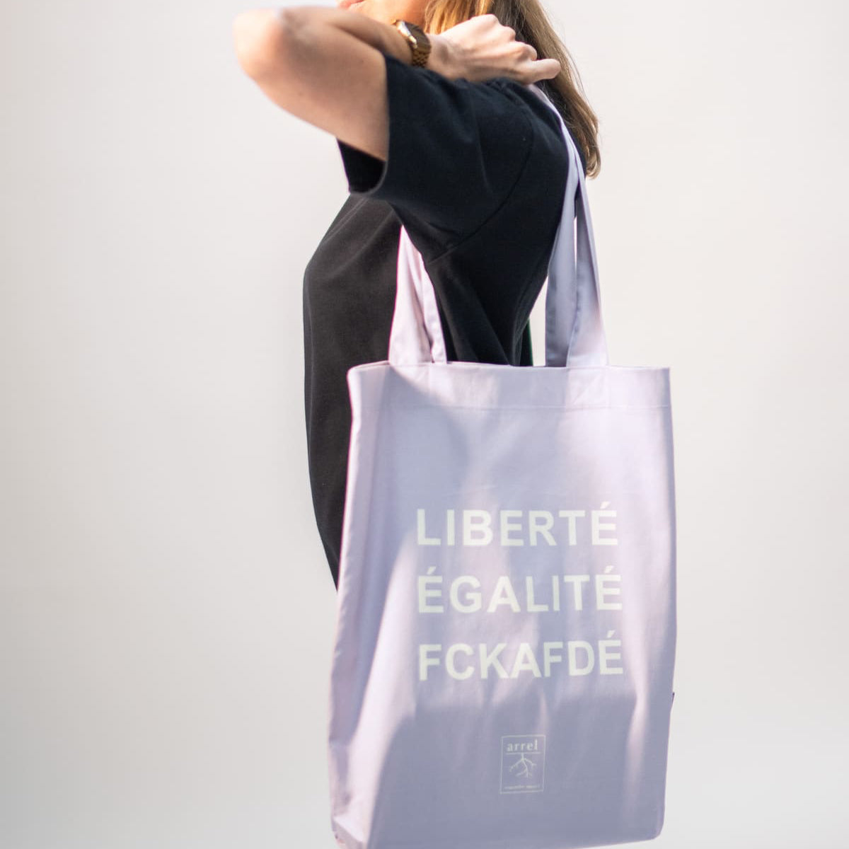 fckafde tote bag in purple über die Schulter einer Frau geworfen