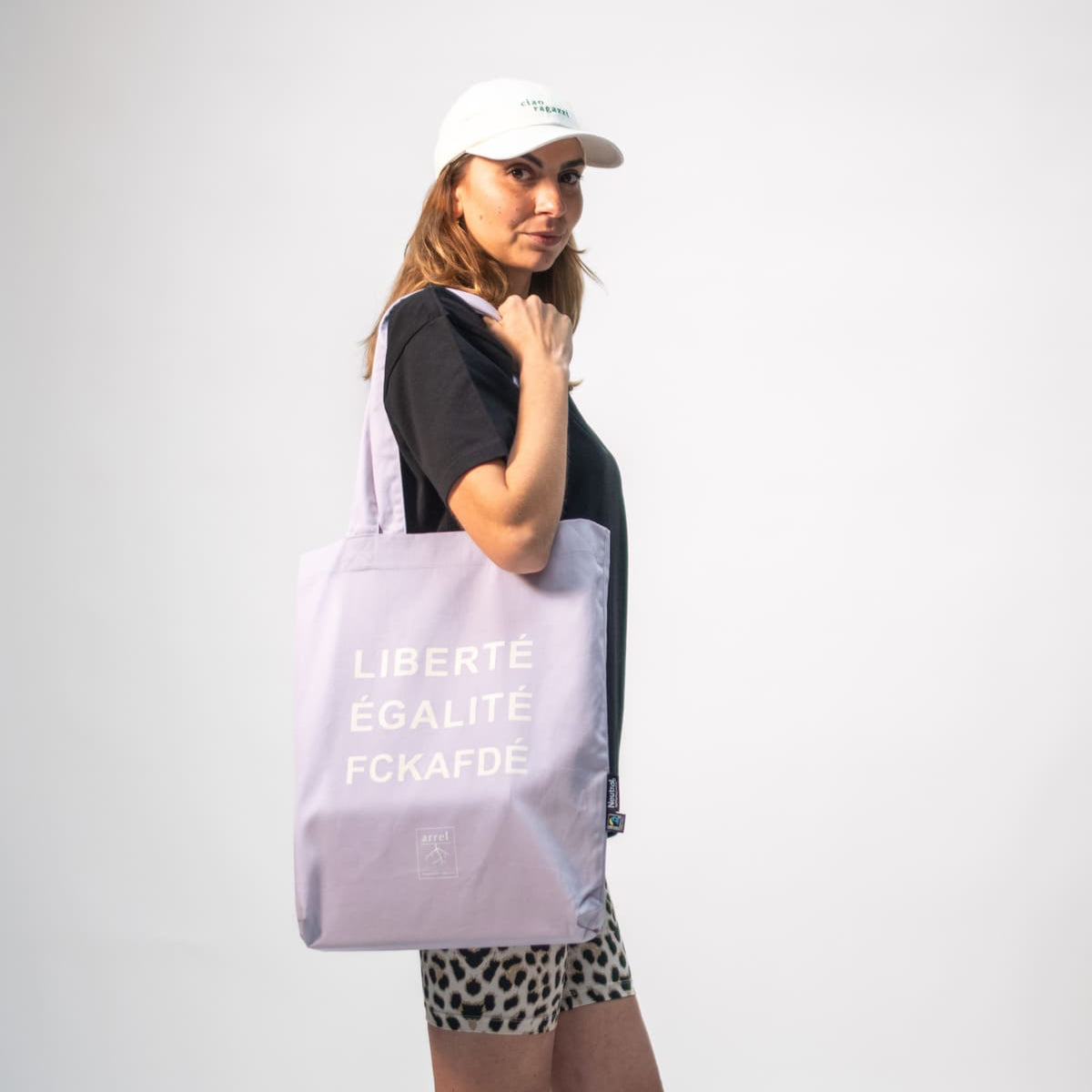 fckafde tote bag in purple getragen von einer Frau