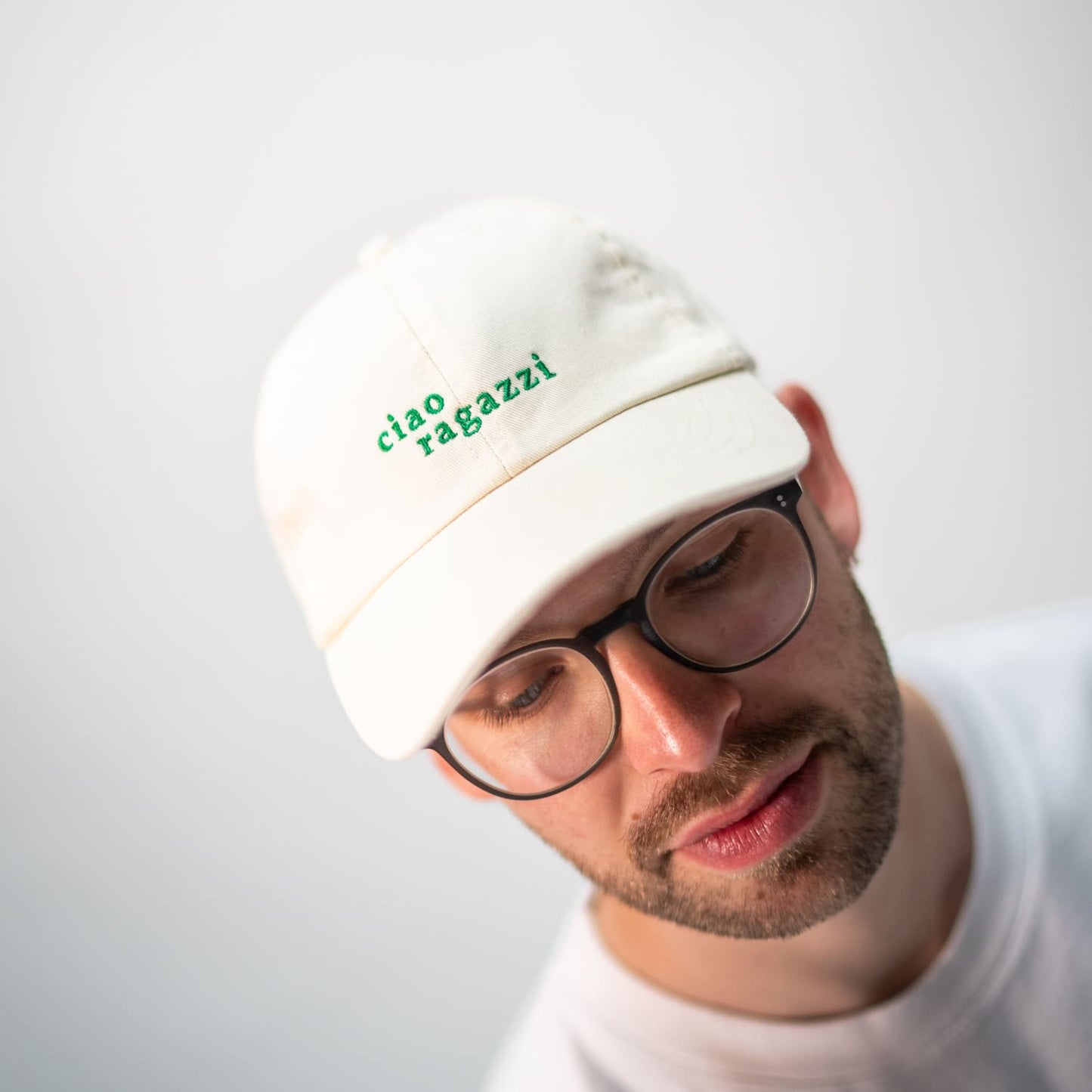 ciao ragazzi unisex dad cap in beige mit grüner Schrift am männlichen Model von arrel