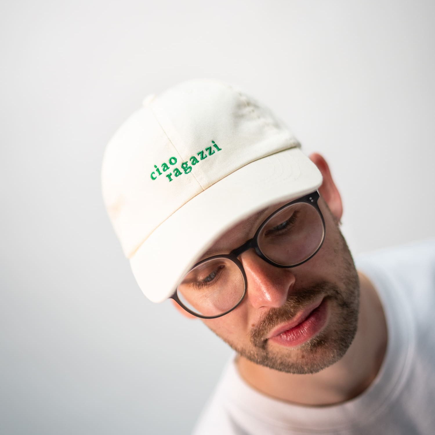 ciao ragazzi unisex dad cap in beige mit grüner Schrift am männlichen Model von arrel