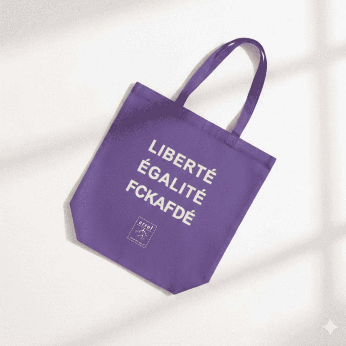 fckafd tote bag in Lila mit cremefarbener Schrift liegend