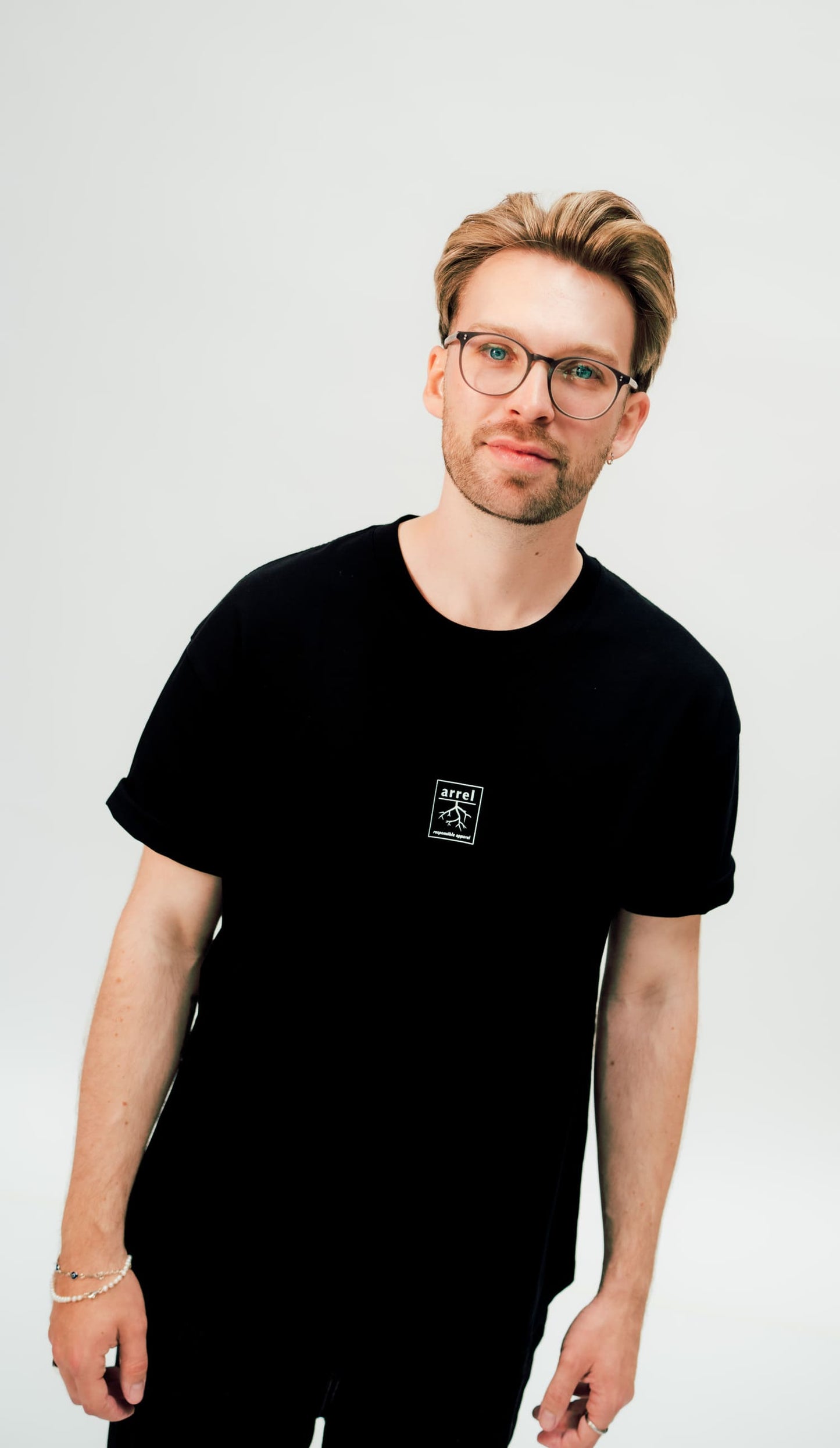 don't be racist unisex oversized t-Shirt für Männer in schwarz mit arrel logo