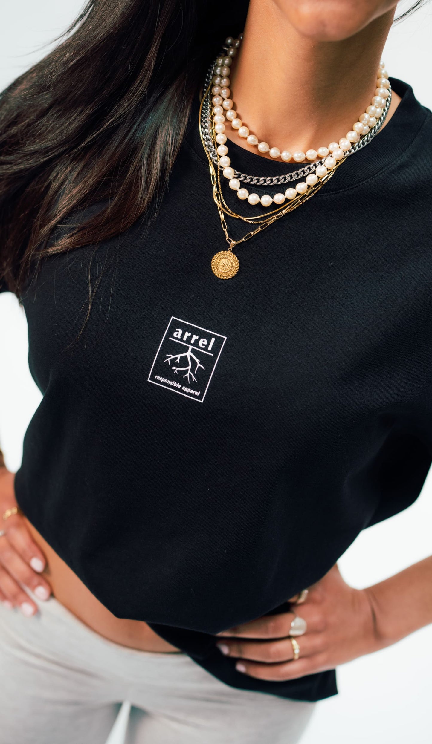 Nahaufnahme don't be racist unisex oversized t-Shirt für Frauen in schwarz mit arrel logo