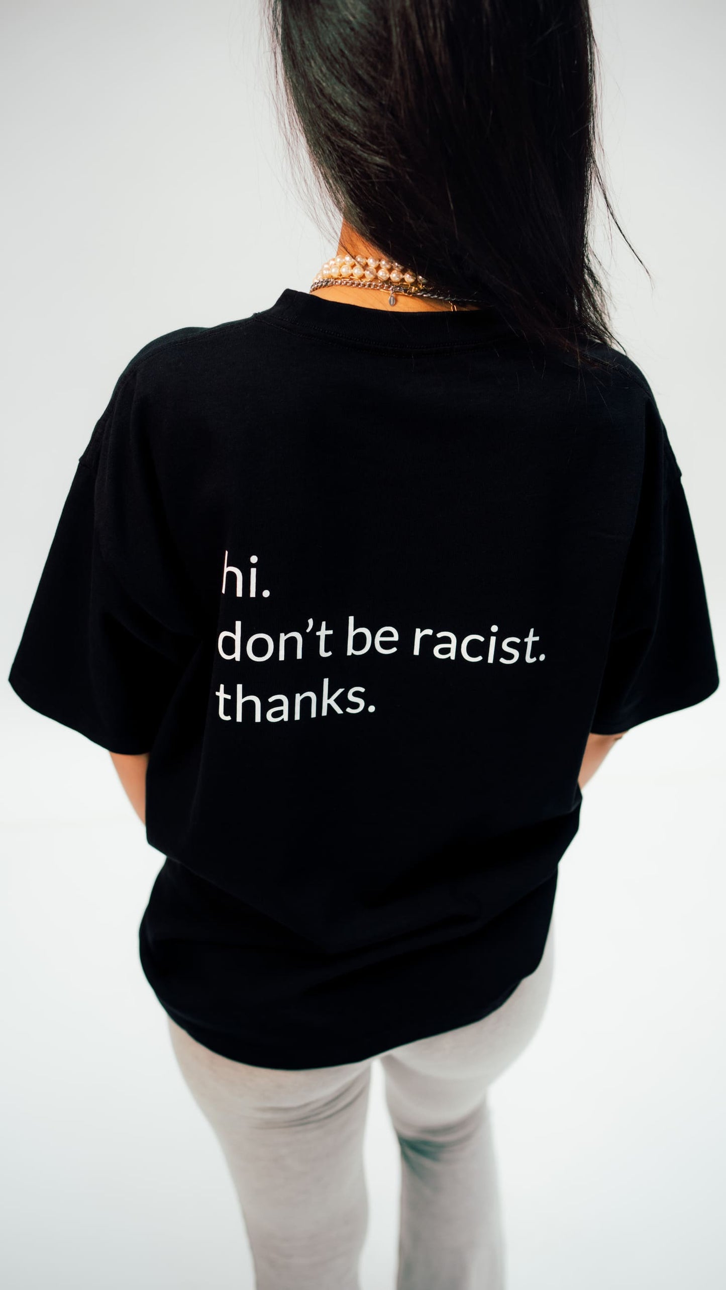 arrel don't be racist unisex oversized t-Shirt für Frauen in schwarz von hinten