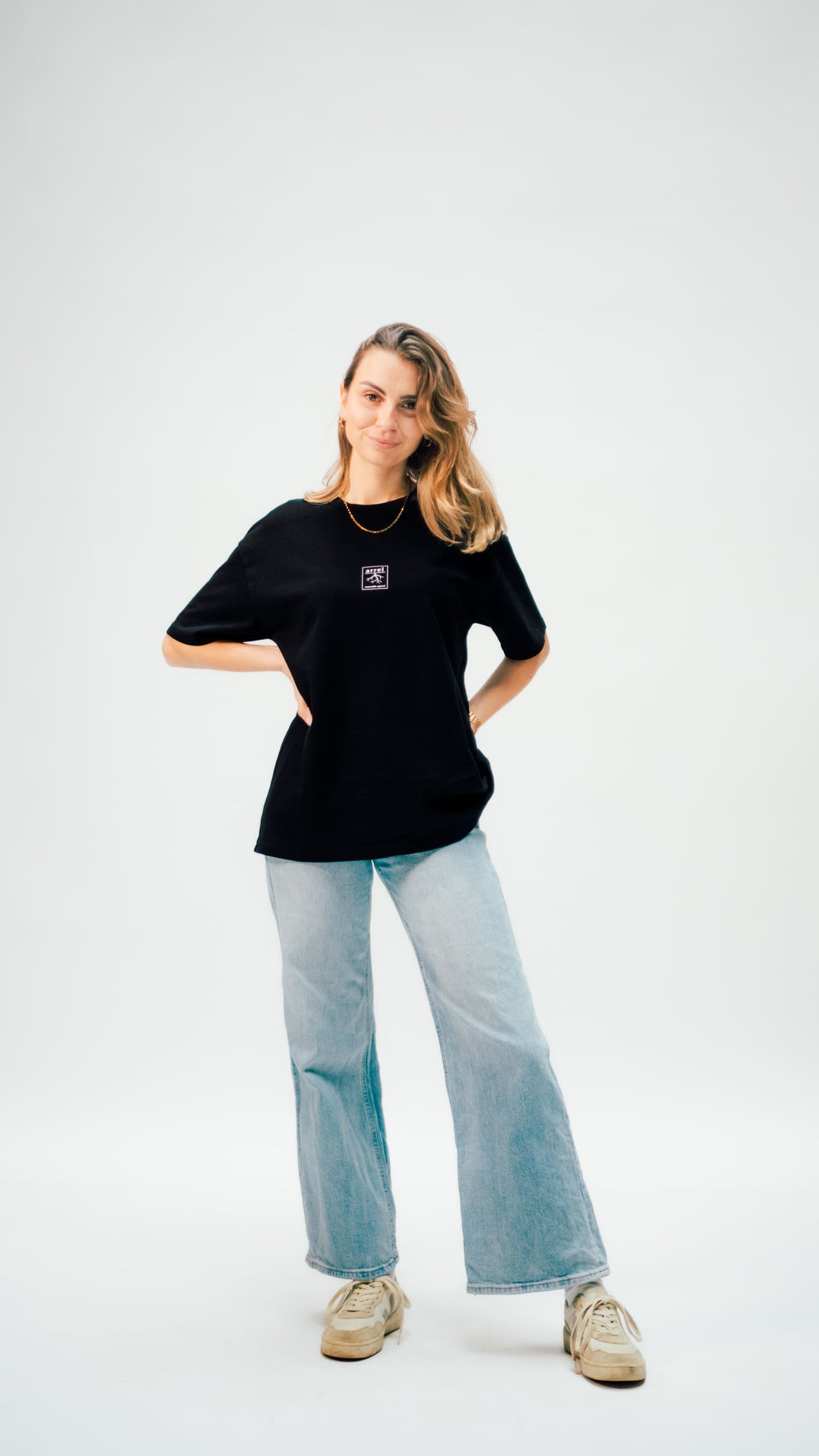don't be racist unisex oversized t-Shirt für Frauen in schwarz mit arrel logo