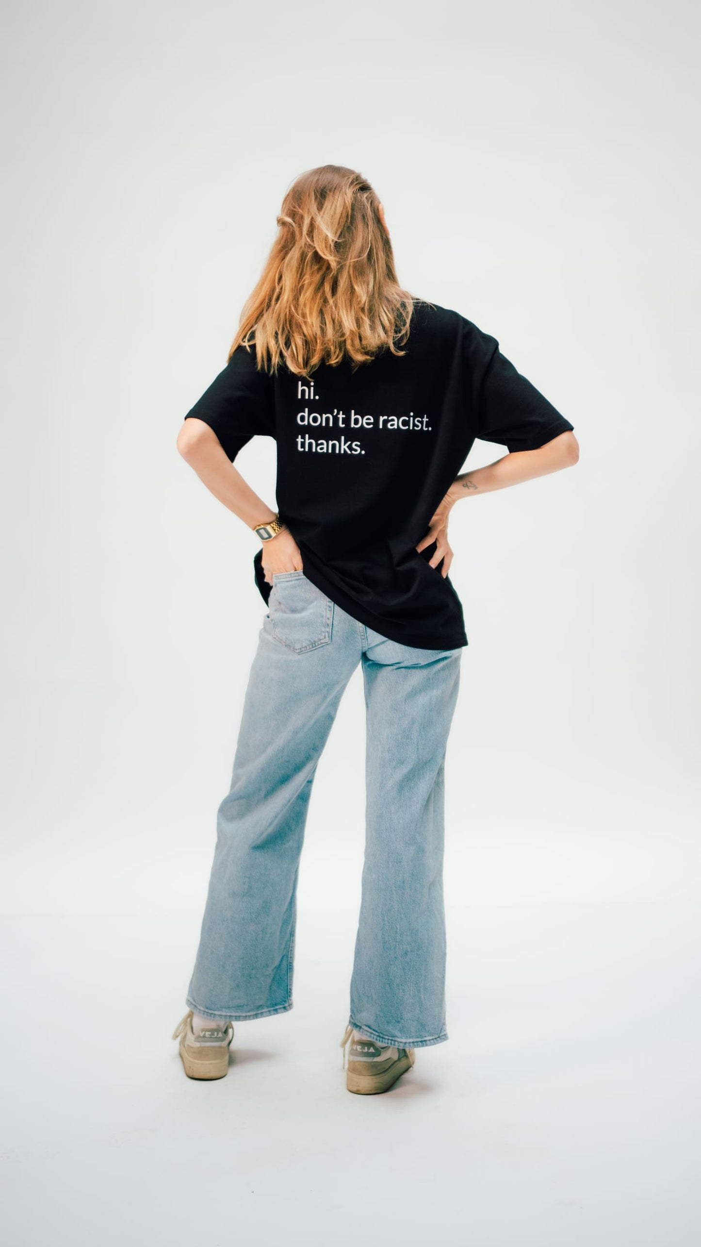 don't be racist unisex oversized t-Shirt für Frauen in schwarz von hinten