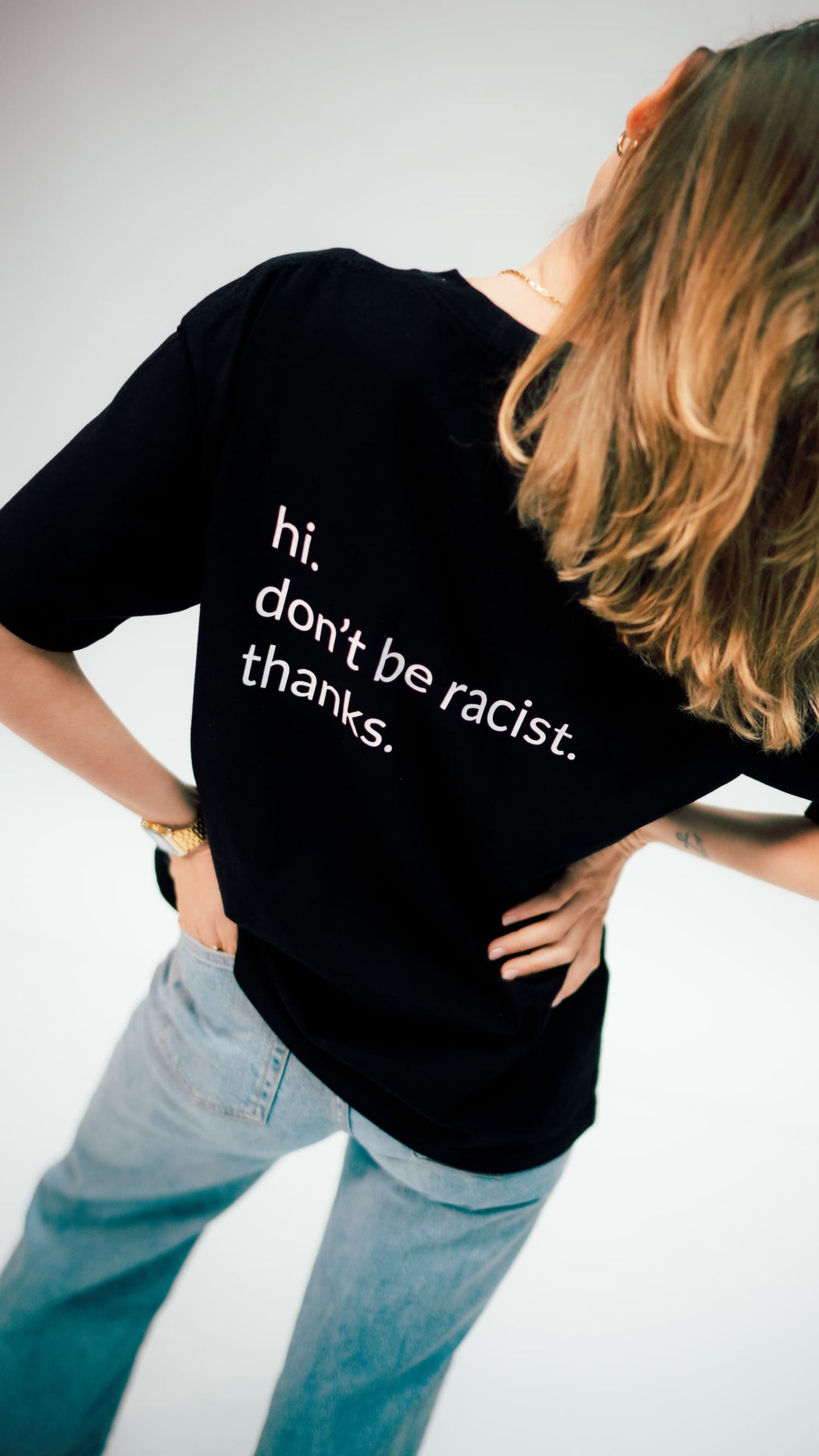 Rückansicht des schwarzen don't be racist oversized t-shirts für Frauen