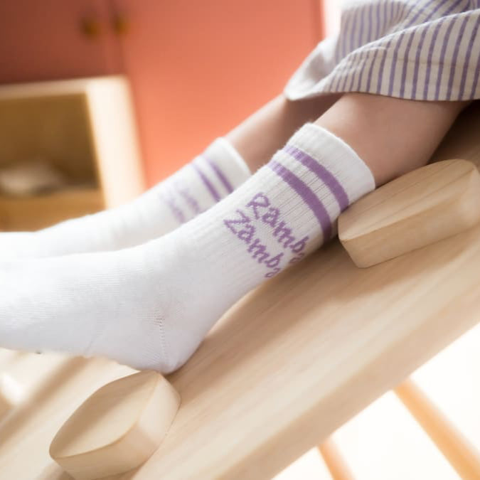 Ramba Zamba Kindersocken von arrel am Kinderfuß auf Holzgerüst