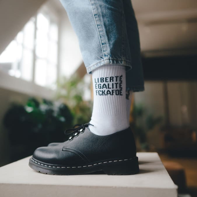 fckafdé statementsocken von arrel mit schwarzen Schuh und Jeans