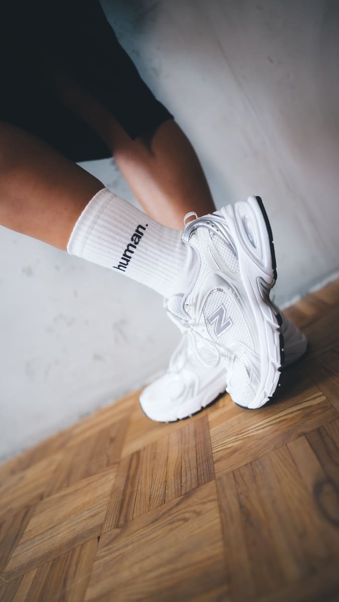 human. Statementsocken von arrel in weiß und mit Sneaker von New Balance