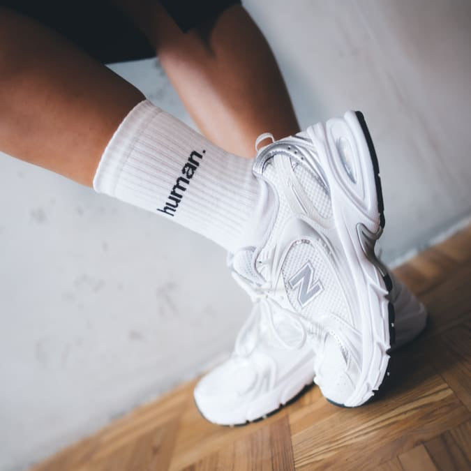 human. Statementsocken von arrel in weiß und mit Sneaker von New Balance