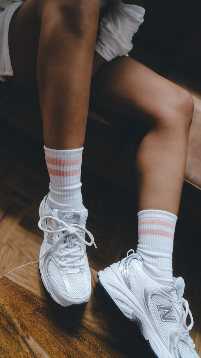 peach fuzz Premium Socken von arrel mit Sneaker vor Holzboden