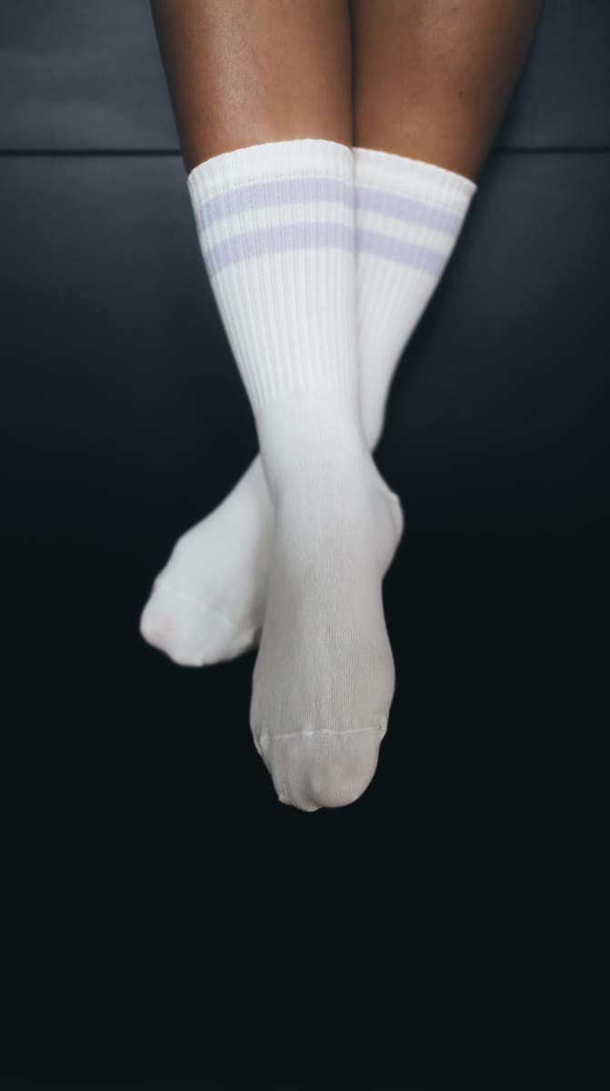 lavendar cream Premiumsocken von arrel vor dunklem Hintergrund