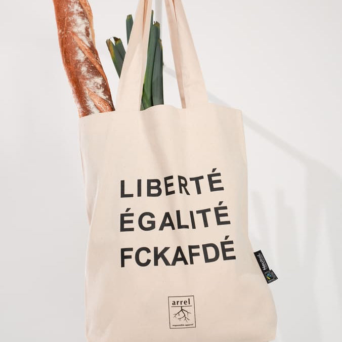 Liberté, égalité, fckafdé premium tote bag von arrel hängend mit Baguette gefüllt