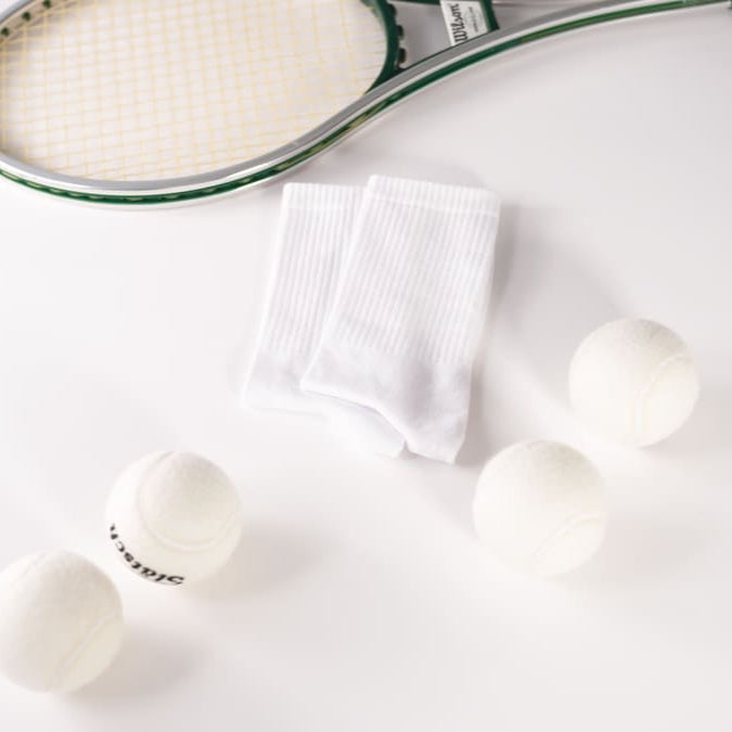 blanco puro Tennissocken in weiß von arrel mit Tennisbällen und Tennisschläger