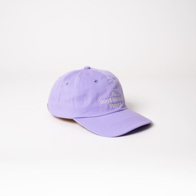 hi. don't be racist. thanks. Cap aus Bio-Baumwolle in Lila von der Seite fotografiert