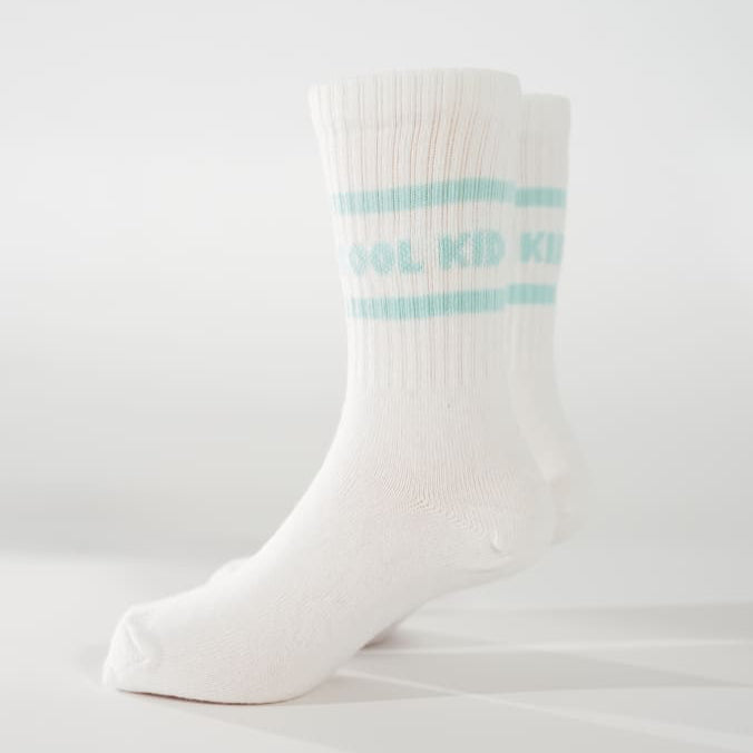 cool kid Socken für Kinder in weiß mit grüner Schrift am Modelfuß