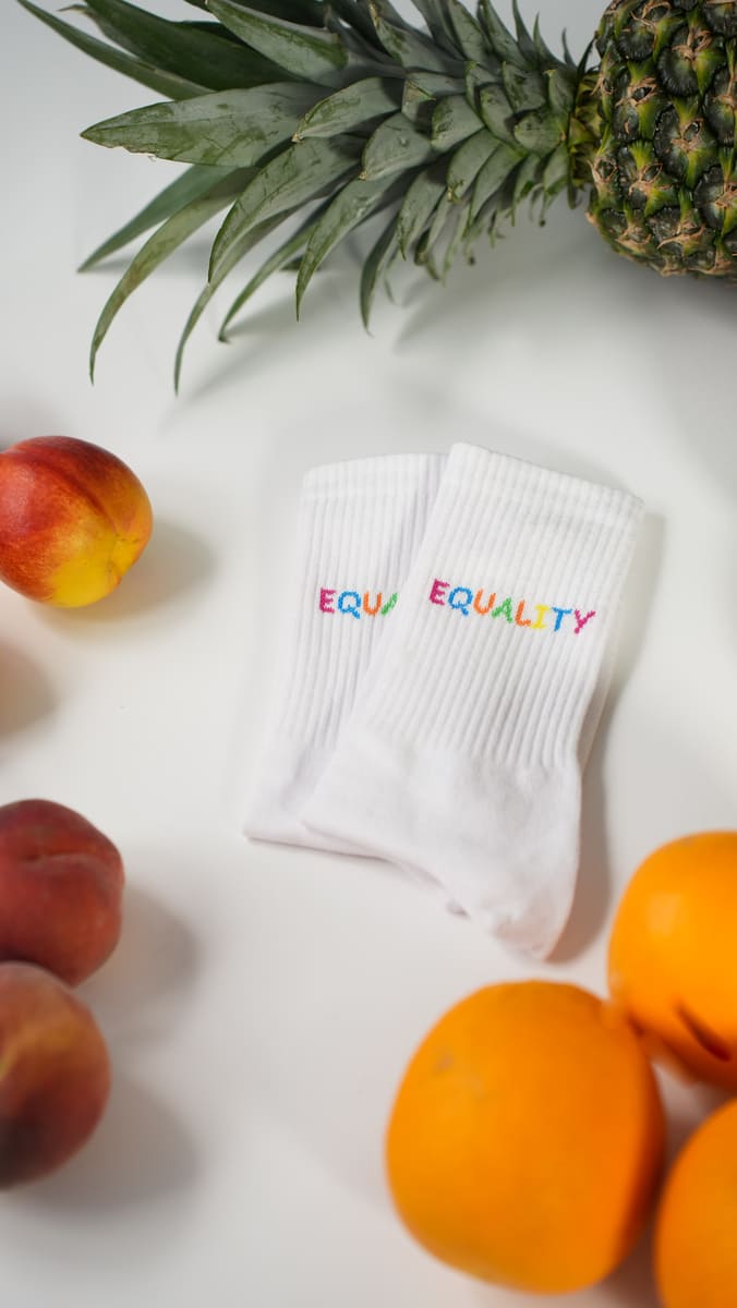 equality statementsocken von arrel in weiß mit Obst dekoriert