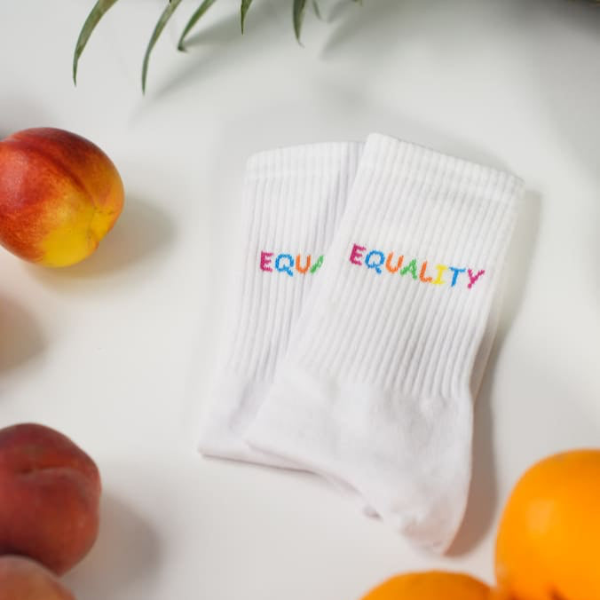 equality statementsocken von arrel in weiß mit Obst dekoriert