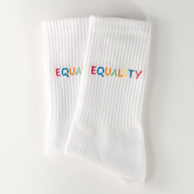 equality statementsocken von arrel in weiß mit bunter Schrift
