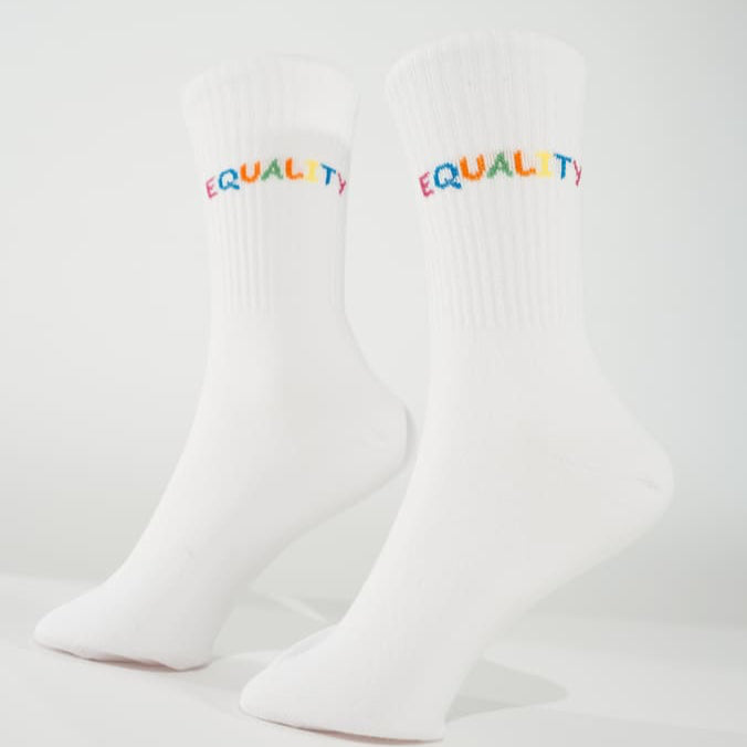 equality statementsocken von arrel am Modellfuß mit weißem Hintergrund