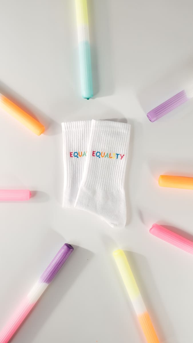 equality statementsocken von arrel mit bunter Schrift und bunten Kerzen