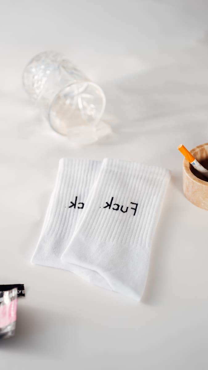 kcuF Statementsocken von arrel mit Glas und Zigarette