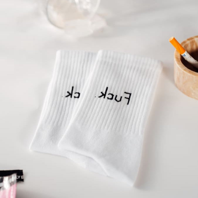 kcuF Statementsocken von arrel mit Glas und Zigarette