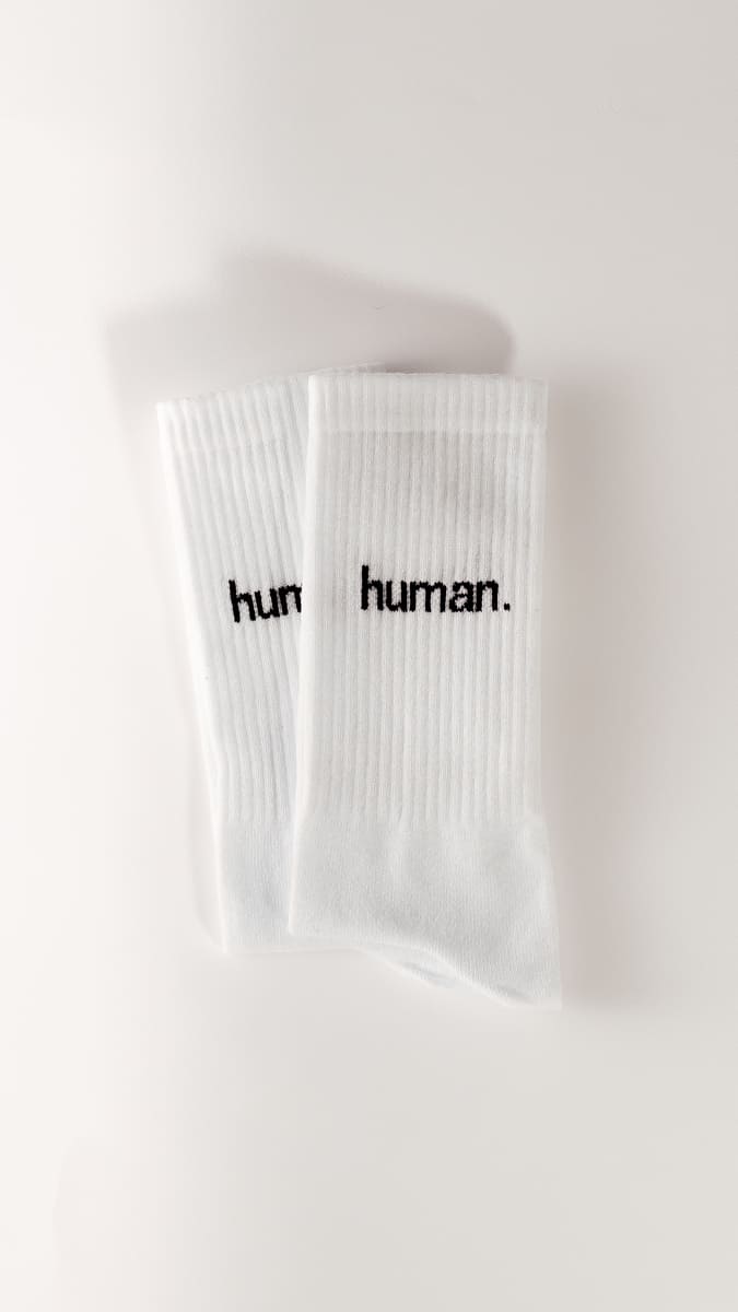 human. Statementsocken von arrel in weiß mit schwarzer Schrift