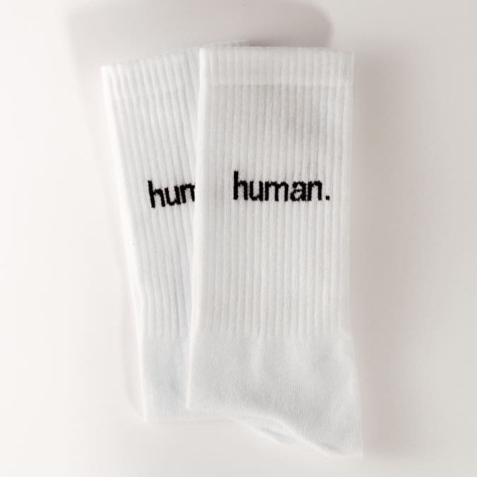 human. Statementsocken von arrel in weiß mit schwarzer Schrift