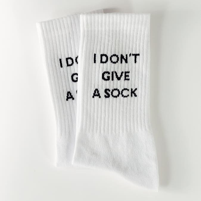 I don't give a sock Statementsocken von arrel in weiß mit schwarzer Schrift