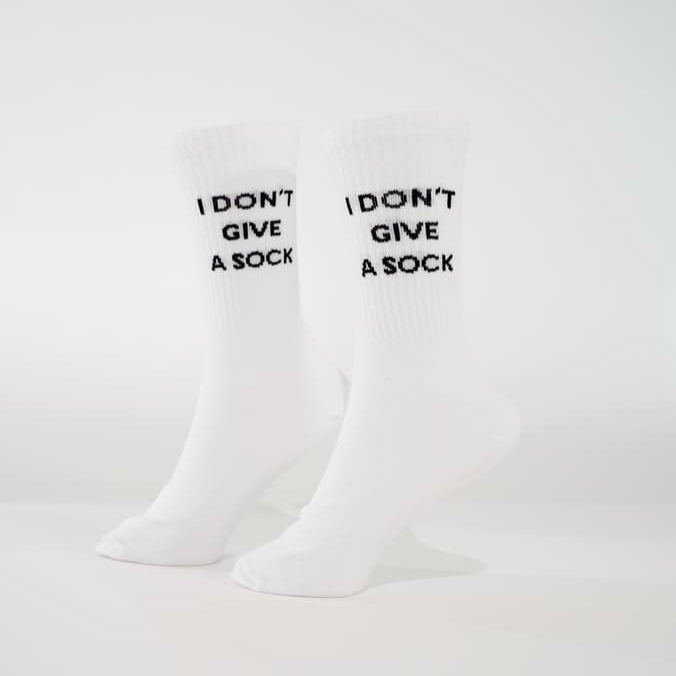 I don't give a sock Statementsocken von arrel in weiß aus Bio-Baumwolle vor weißem Hintergrund
