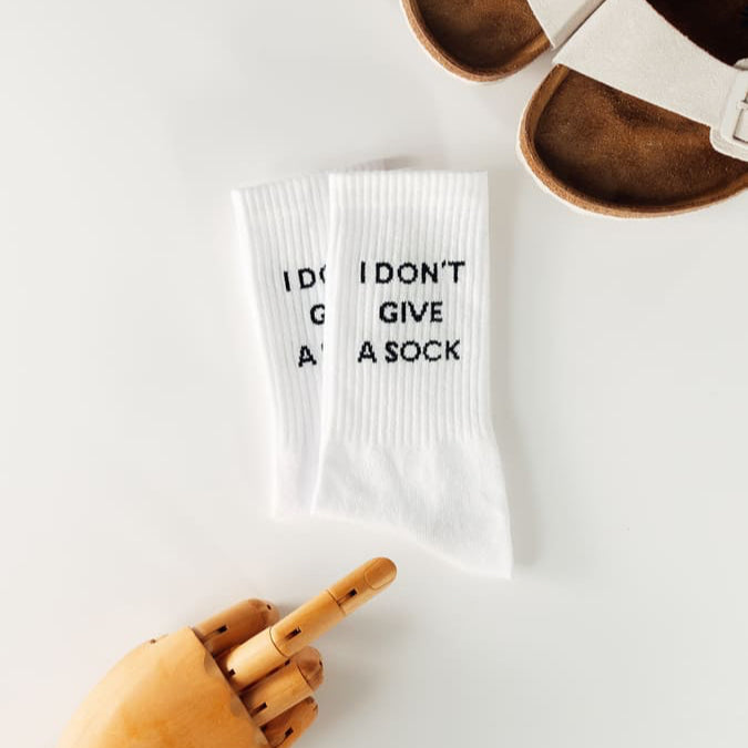 I don't give a sock Socken von arrel in weiß mit Sandalen und Mittelfinger