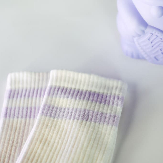 lavendar cream Premiumsocken von arrel aus Bio-Baumwolle mit Accessoire