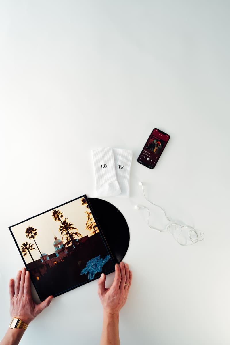Love Statement Socken von arrel mit Schallplatte und iPhone und Spotify