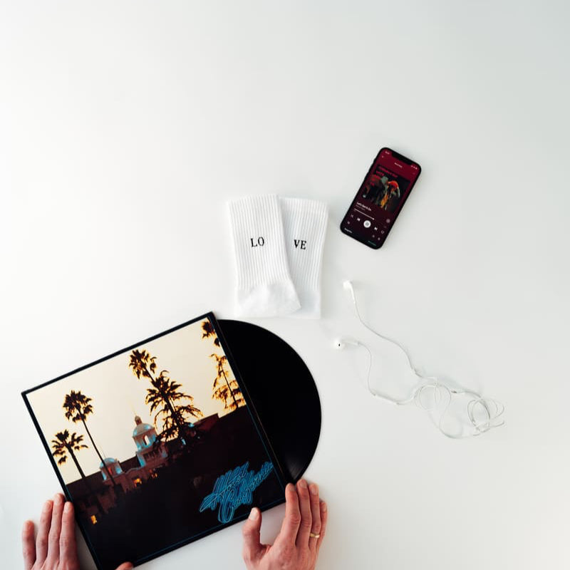 Love Statement Socken von arrel mit Schallplatte und iPhone und Spotify