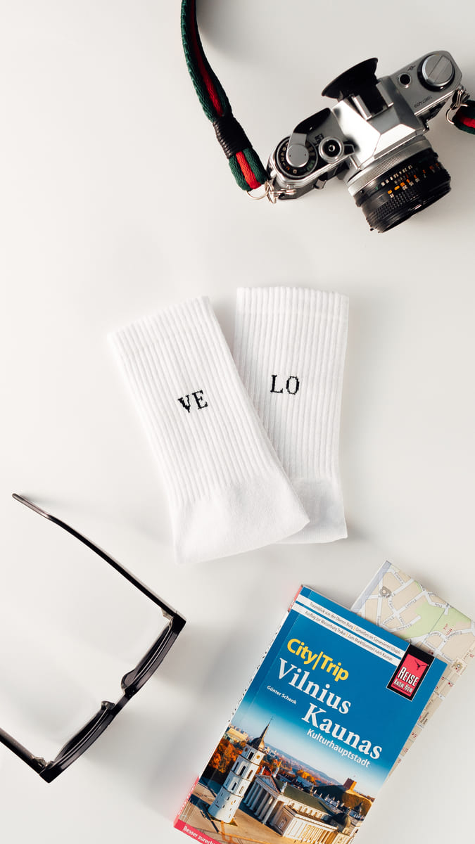 Velo Statementsocken von arrel mit Sonnenbrille und Kamera