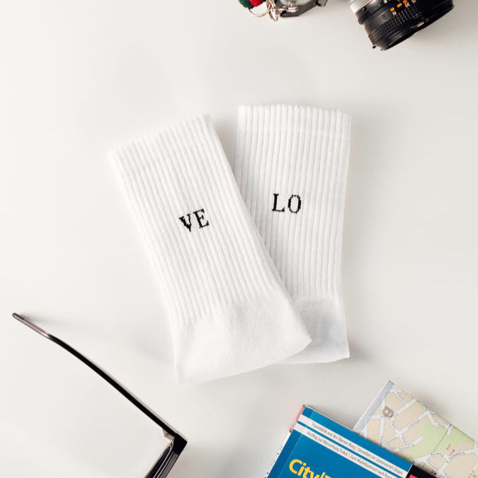 Velo Statementsocken von arrel mit Sonnenbrille und Kamera