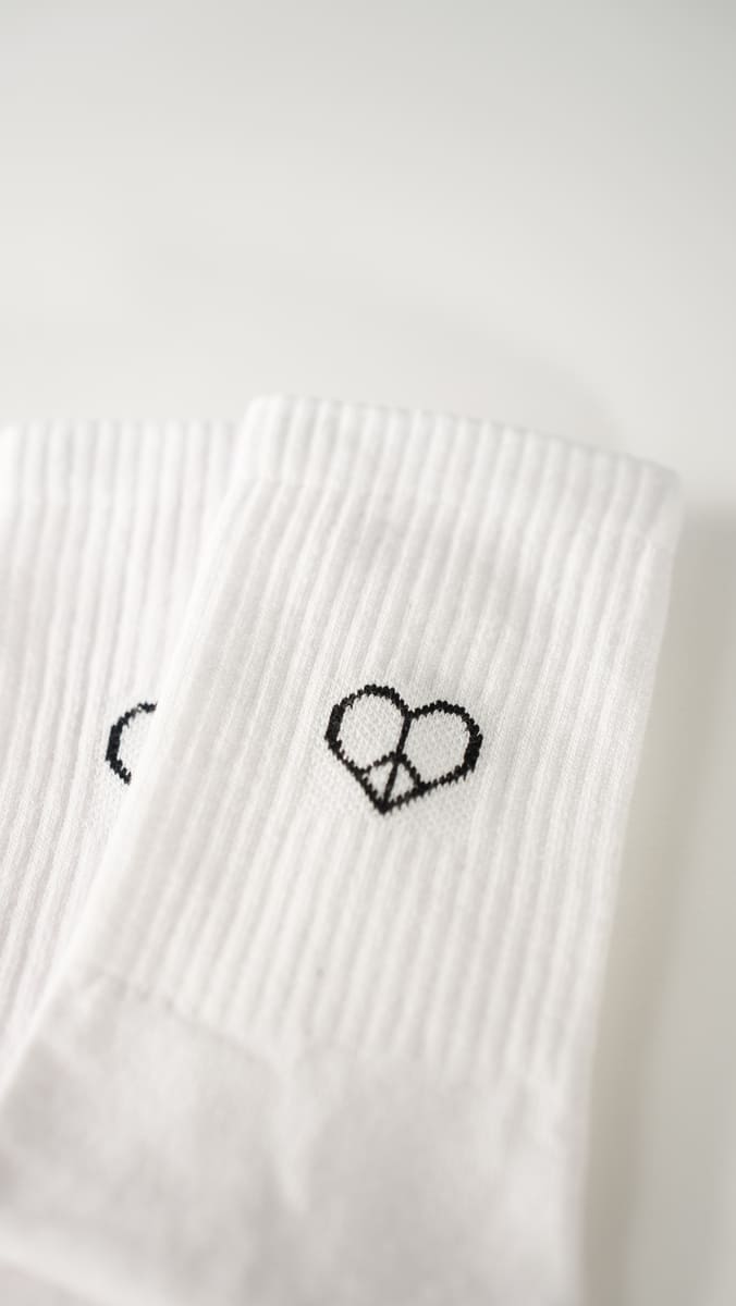 Love & Peace Statementsocken von arrel in weiß Nahaufnahme