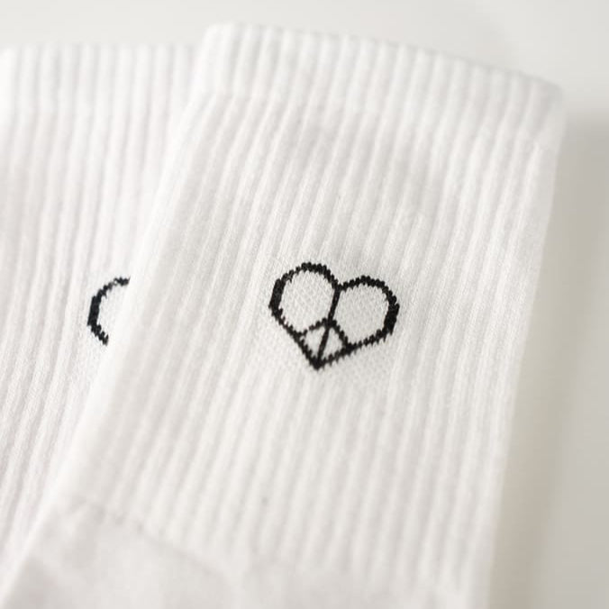 Love & Peace Statementsocken von arrel in weiß Nahaufnahme