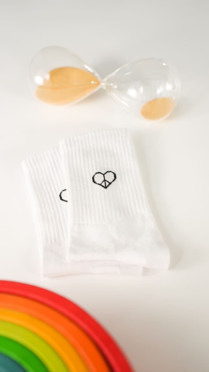 Love & Peace Statement Socken von arrel mit bunter Deko und Sanduhr