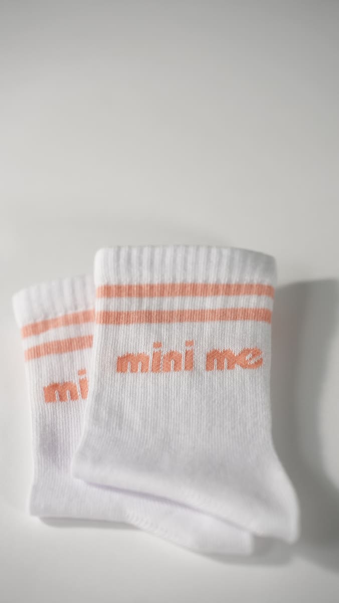 mini me Socken für Kinder in weiß mit peach farbigen Streifen